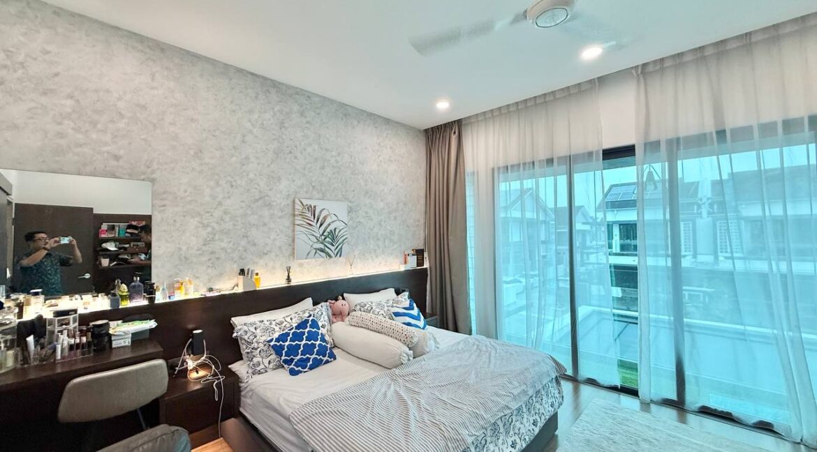 photo_6240131021013716279_y